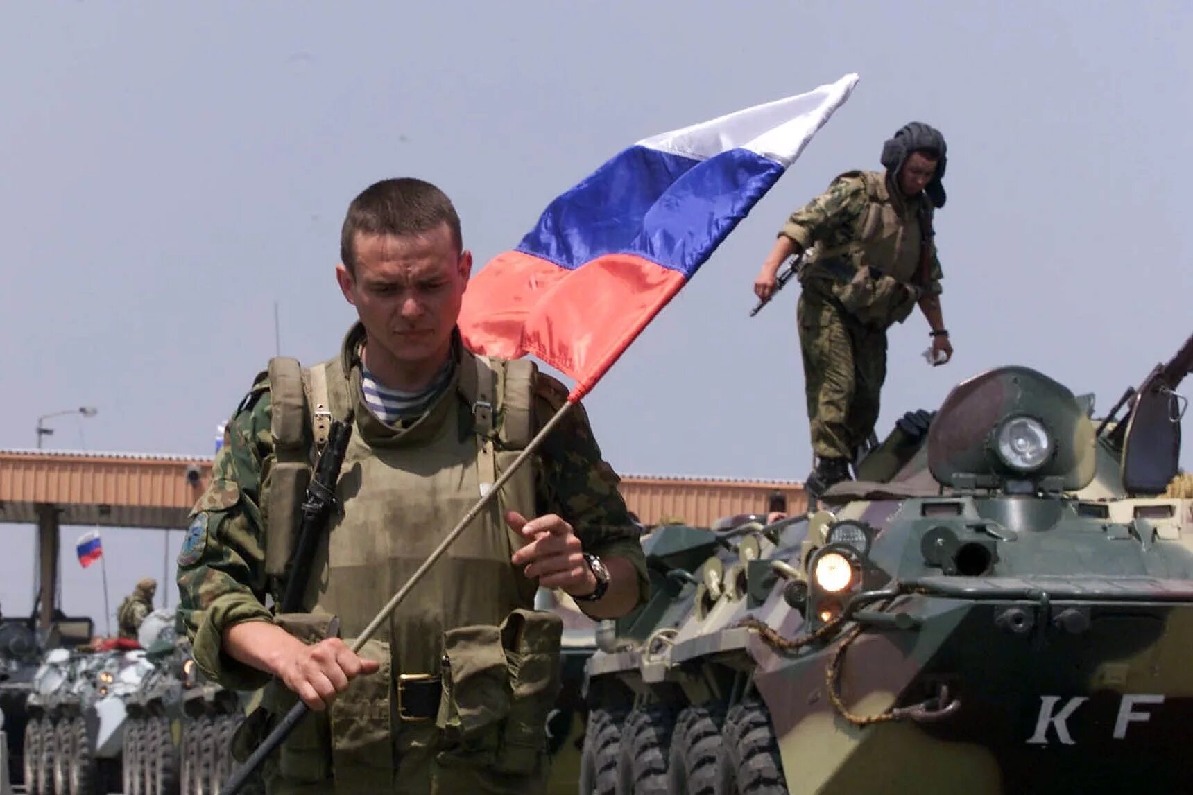 Миротворцы в югославии. Марш-бросок десантников на приштину в 1999 году. Российские миротворцы в косово 1999. Российские миротворцы в югославии 1992. Марш на приштину 1999.