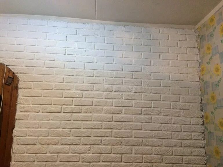 Стены кирпичики из потолочной плитки