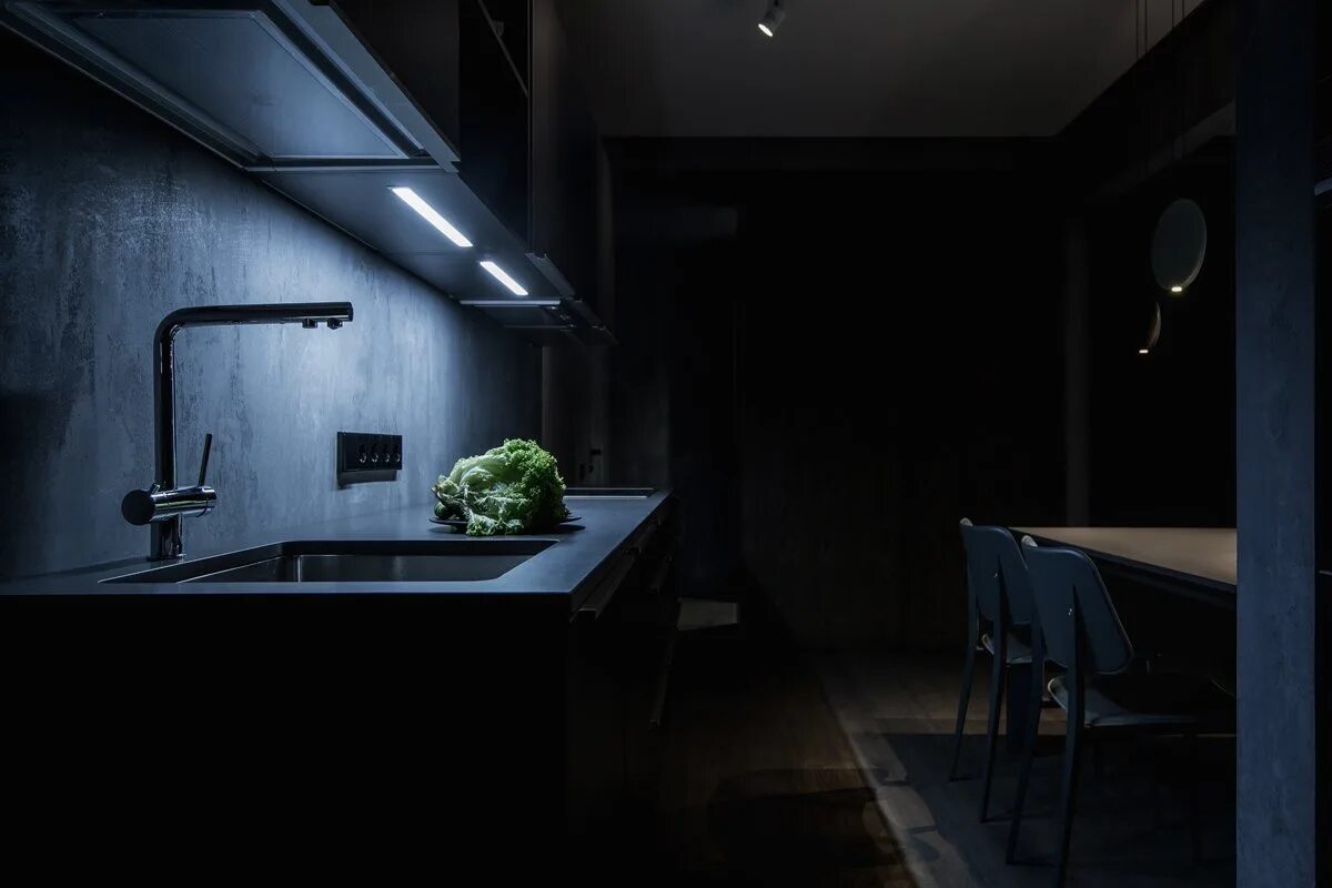 они ночью на кухне. они ночью на кухне. беседа на кухне ночью. кухня в темных тонах. женщина на кухне.