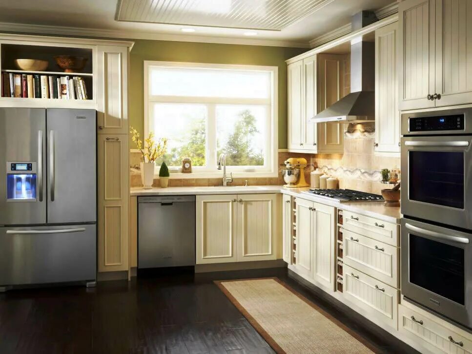 Встраиваемая техника для кухни. Кухня с большим холодильником. Кухня с встроенной бытовой техникой. Светлая кухня в частном доме.