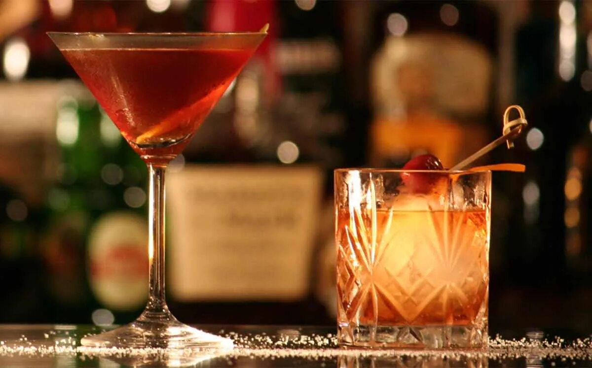 Cocktail mixing. Манхэттен коктейль в бутылке. Премиальный коктейль. Карамельный Манхэттен коктейль. 8 Коктейлей.