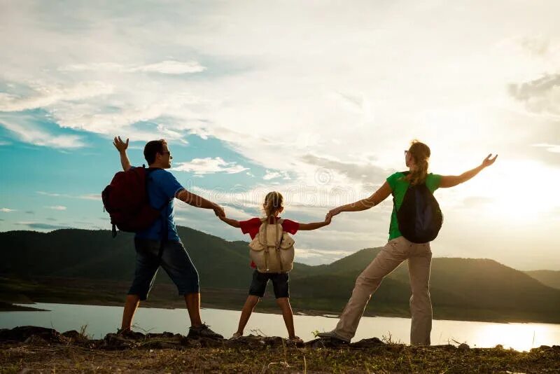 Игры семейные путешествия. Путещесвтие с семьёй. Семья на фоне гор. Family vacation 2: road trip. Игры семейные путешествия.