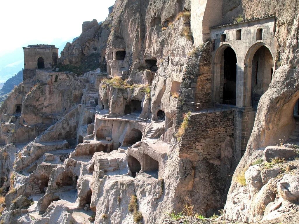 Вардзиа. Вардзия храм. Пещеры в Грузии Вардзия. Монастырь Вардзиа. Вардзия пещерный город.