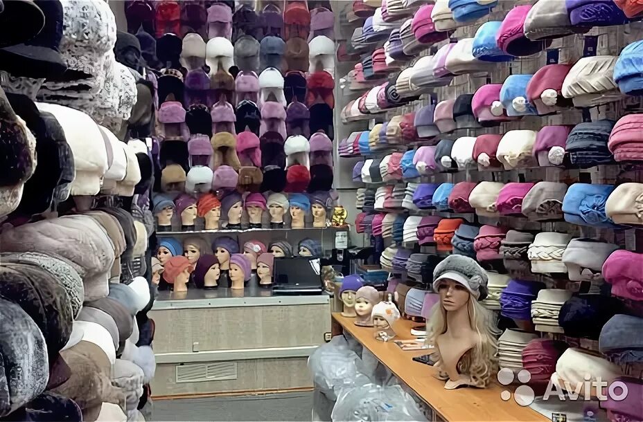 южные ворота шапки. бутик головных уборов в тц. оборудование для магазина шапок. вещевой рынок южные ворота в москве. рынок южные ворота 2021.