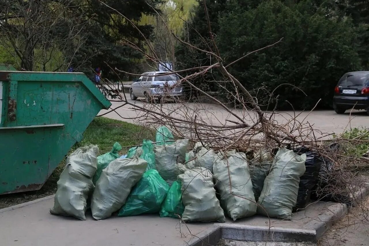 Взыскание тко. ТКО Твердые коммунальные отходы. ТКО ТБО КГО. Строительный мусор на контейнерной площадке. Мусорка для строительного мусора.