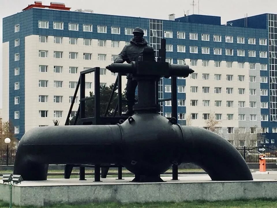 Город сургут нефтяника. Памятник нефтяникам сургут. памятник нефтяной фонтан сургут. памятник на площади нефтяников сургут. памятник газовику сургут.