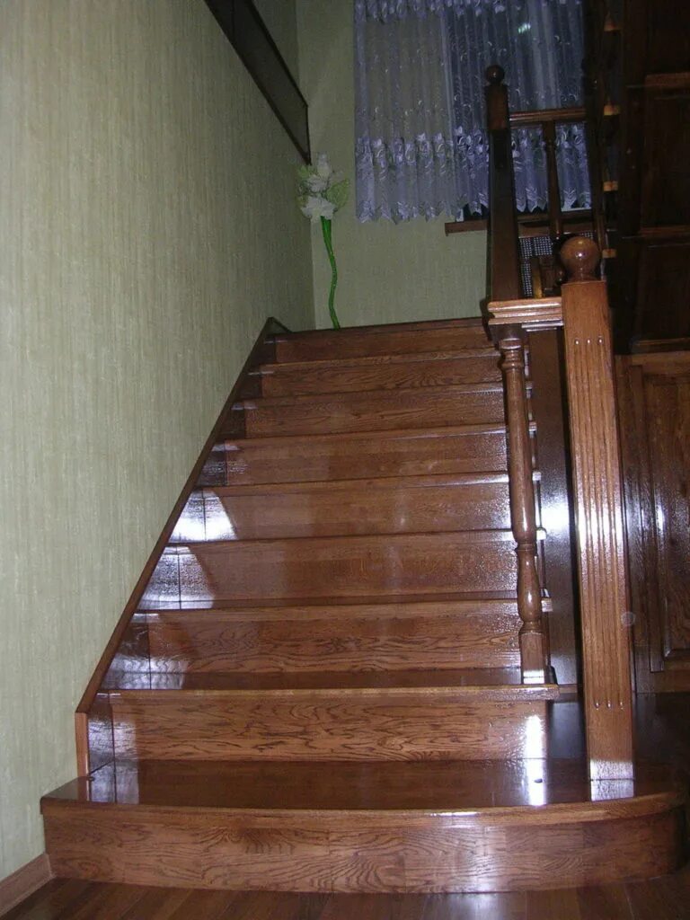 лестница деревянная на второй этаж с забежными ступенями. лестница восток-элеганс 180п-900. деревянная лестница с площадкой на 180 градусов. лестница с забежными ступенями на 180 на второй этаж. лестница поворотная двухмаршевая богатырь лк 2.