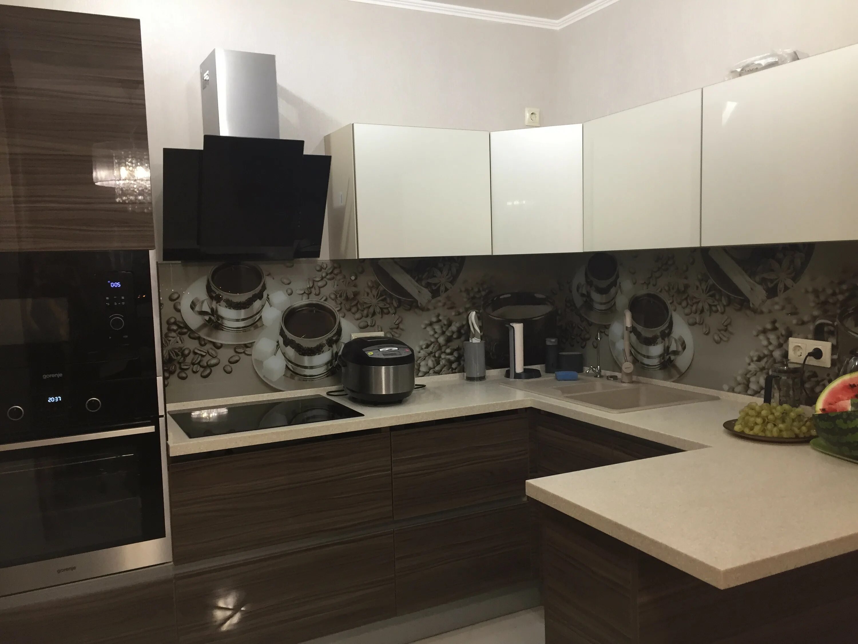 Кухни м32 реклама. Кухни м32 реклама. Кухни м красноярск. Глянцевые кухни фигурные 2000. Кухни м32.