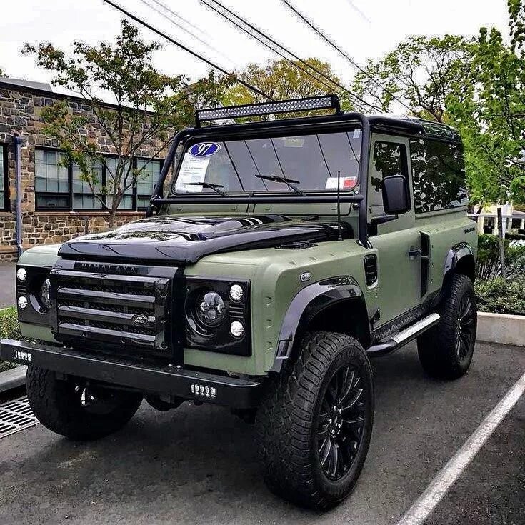 Авто defender. Рендж Ровер Дефендер. Ленд Ровер Дефендер 4. Range Rover Дефендер. Ленд Ровер Дефендер 108.