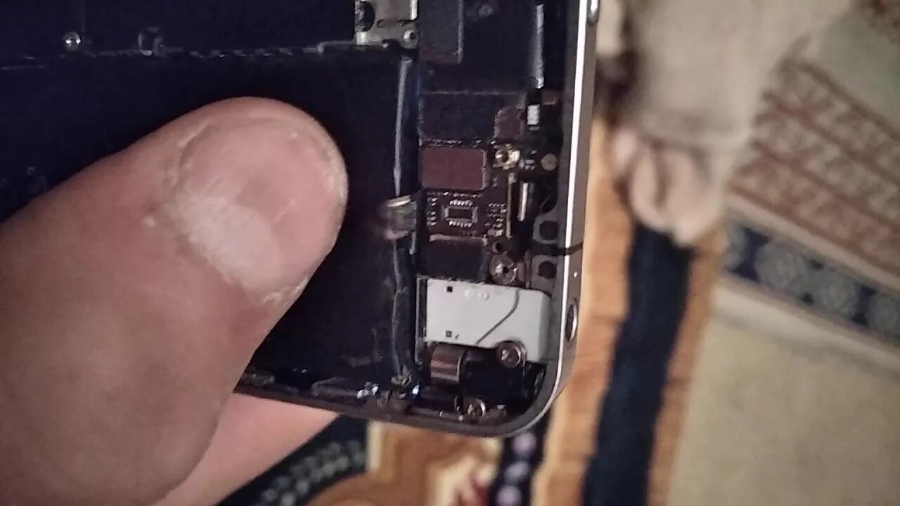 Айфон не включается после зарядки. Iphone 5 заряжается экран. Iphone 6 не заряжается. Iphone 4 не заряжается. Айфон 6 включение.