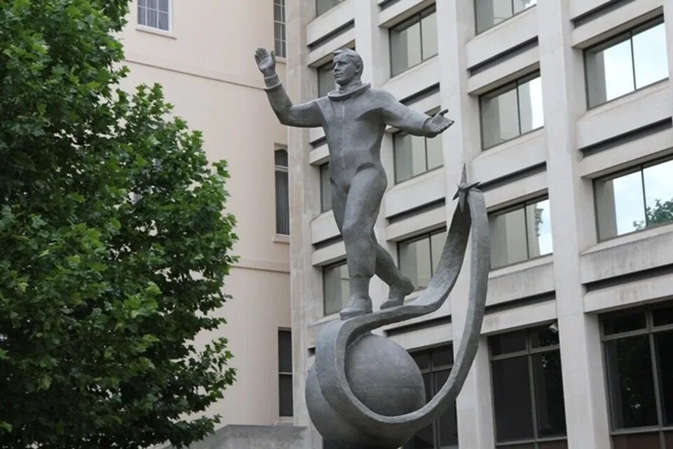 Памятник Юрию Гагарину (Лондон). Памятник Юрию Гагарину (Ижевск). Памятник Юрию Гагарину в л. Памятник Гагарину в Лондоне.