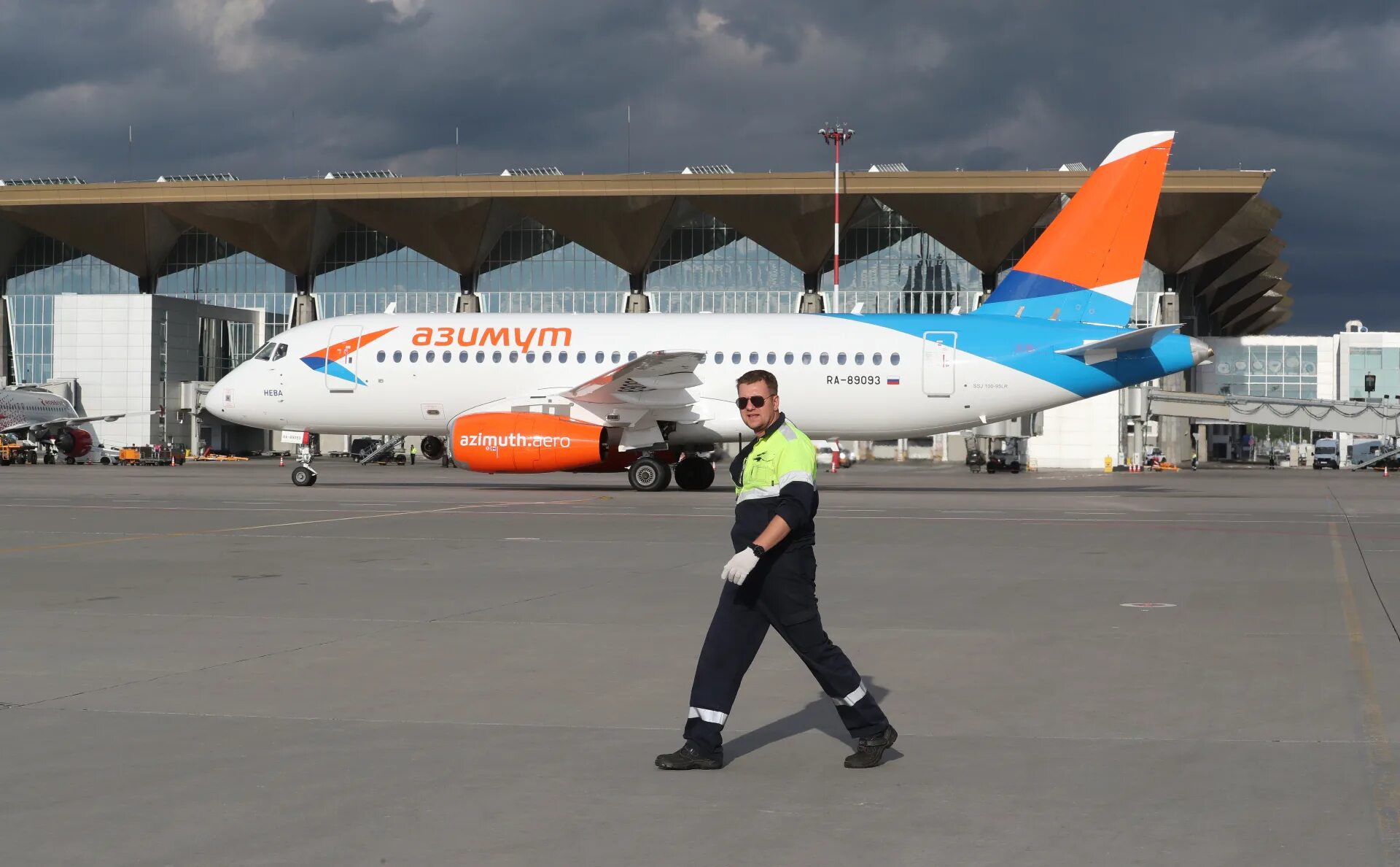 Новосибирск грузия. Авиакомпания Азимут SSJ 100. Самолёт SSJ-100 авиакомпании Азимут. SSJ Азимут.