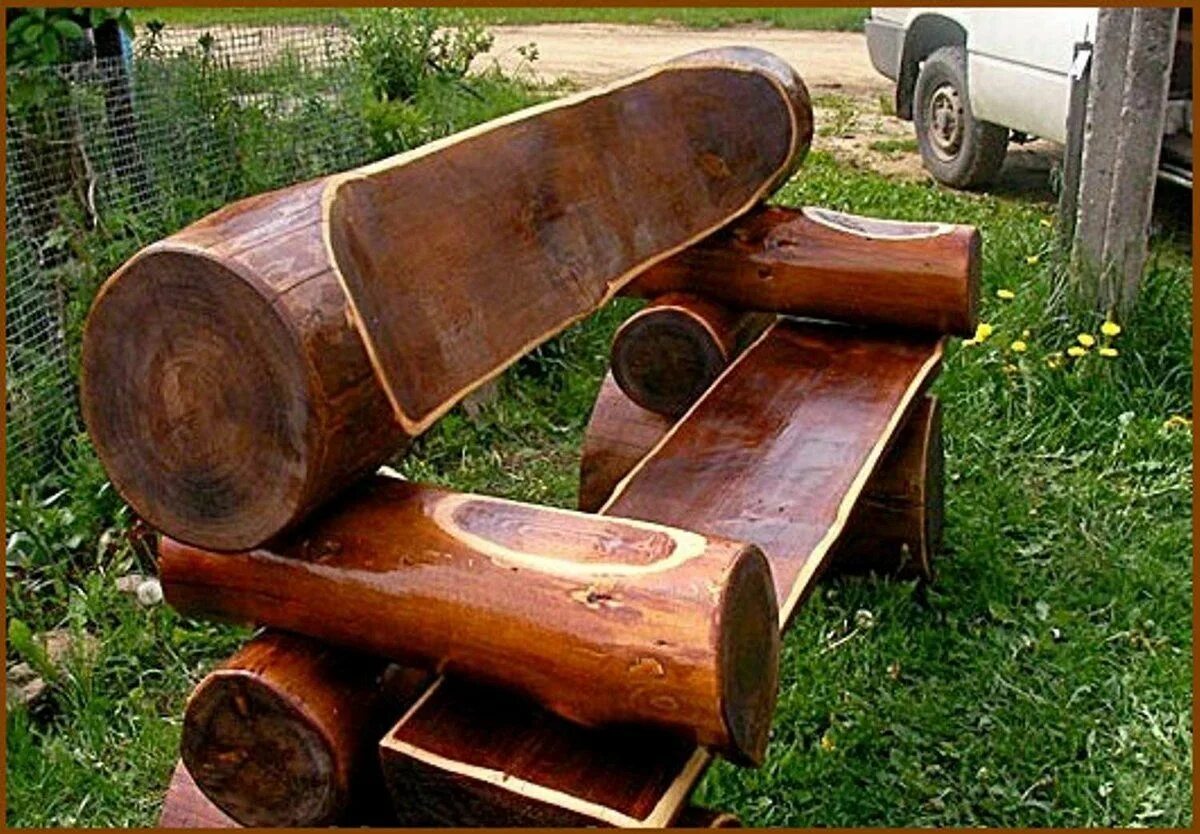 Изделия из кругляка. Рубленая лавка из бревна. Скамейка из бревен для дачи. Скамейка из бревна. Из дерева фигуры.