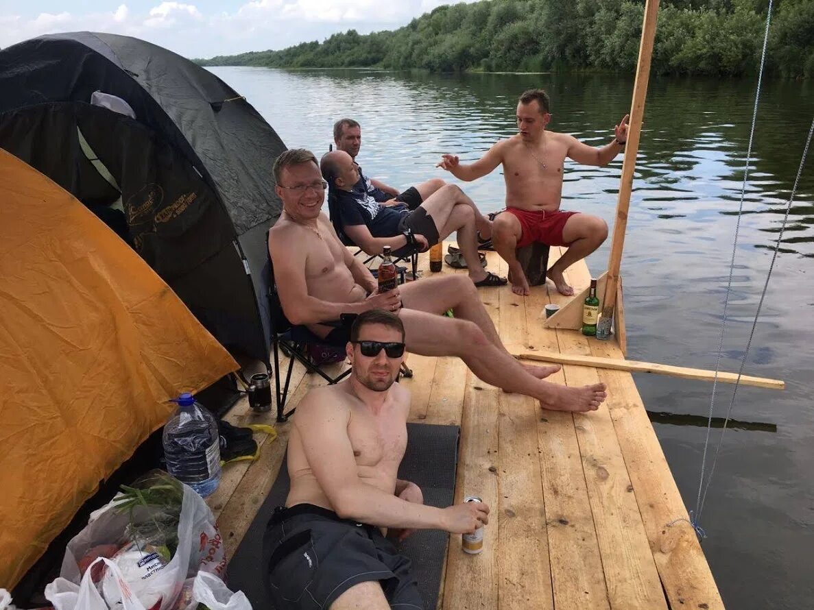 Трое на плоту. Сплав на плоту. мужчина на плоту. четверо на плоту. плот для сплава своими руками.