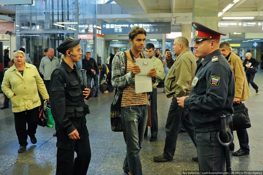 Где были охранники в крокусе. Охрана на вокзале. Охрана ЖД вокзала. Охранник на ЖД вокзале. Форма охранника на вокзале.