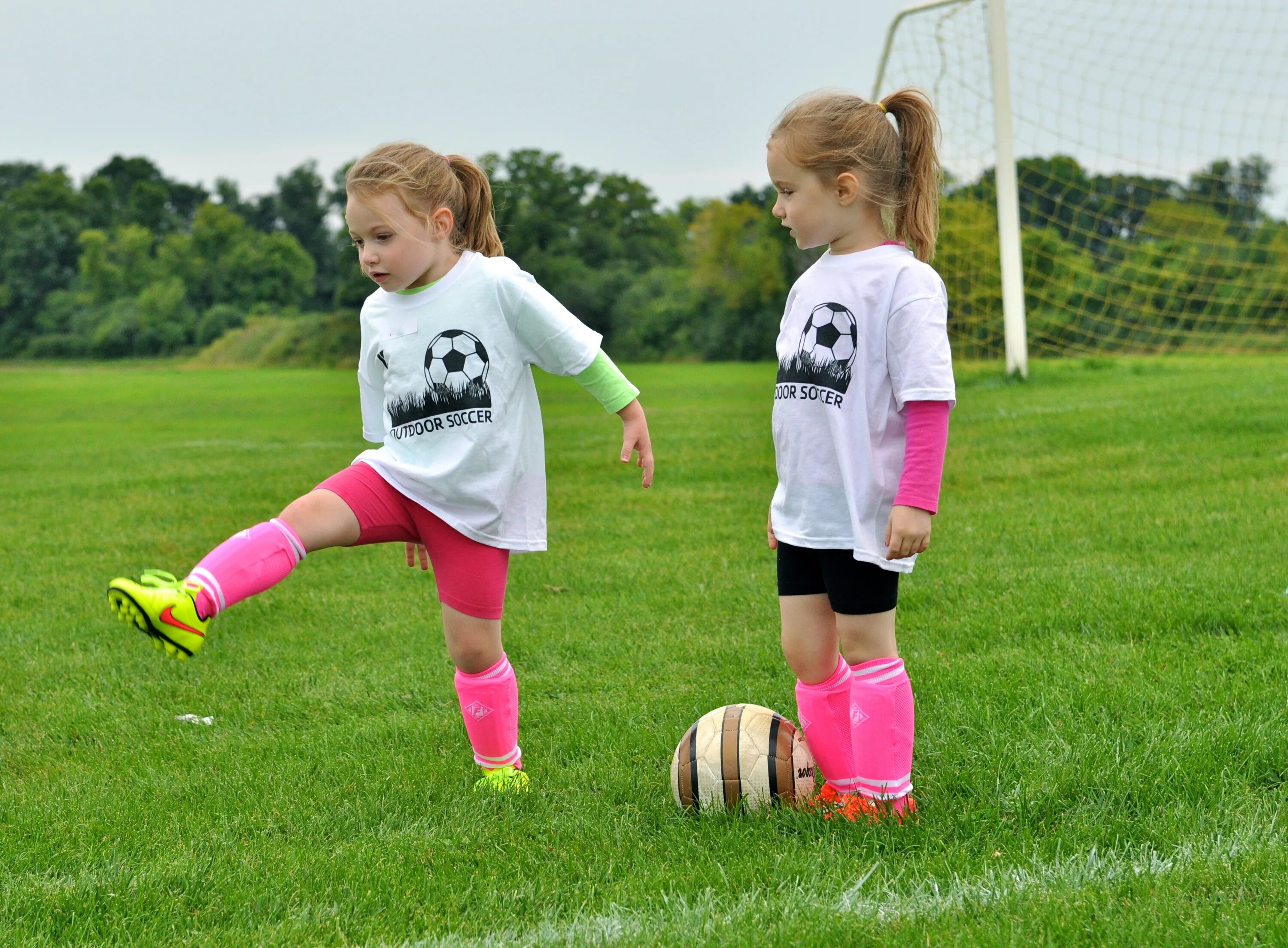 Парень с девушкой на футбольном поле. Девочки любящие футбол. Лики мартенс футболистка. Девочка футболист. Женщина любит футбол.