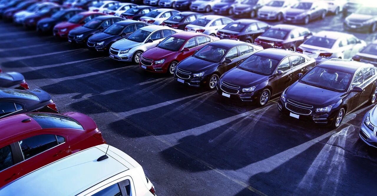 Cars lots of people. Autosale USA. Один автомобиль на стоянке в банке красивые картинки.