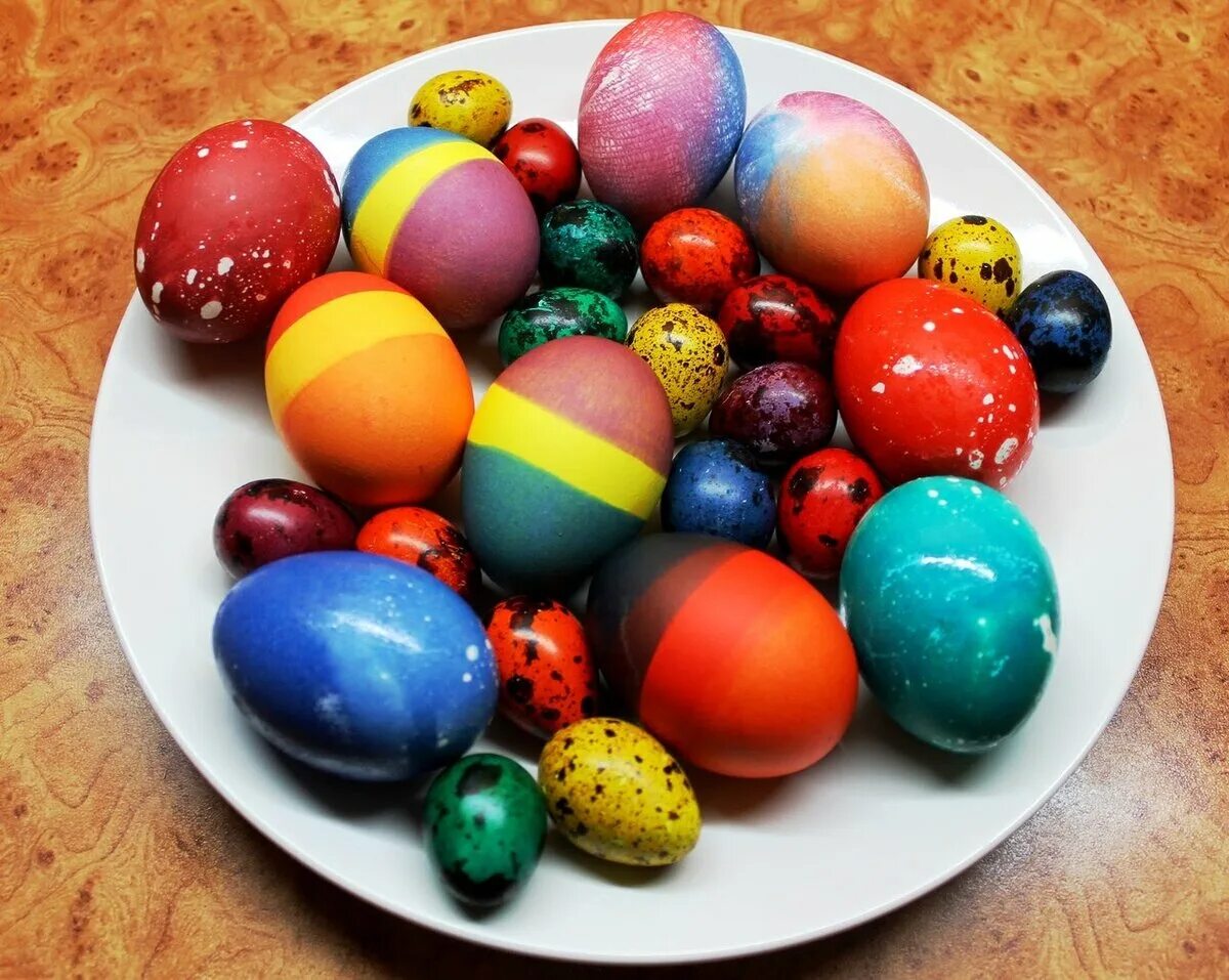 Какими цветами красить яйца. Яйцо Пасха. Крашеные яйца. Пасхальные яйца красить. Крашение яиц на Пасху.