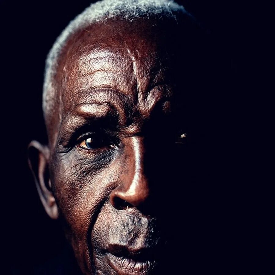 Красивый черный человек. Старый негр. Портрет пожилого афроамериканца. Седой афроамериканец. Пожилой афроамериканец.