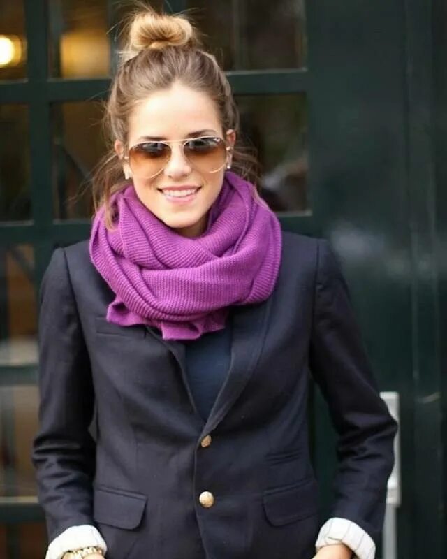 Выбрать шарф. Женщина в пиджаке с шарфом. шарф под пиджак женский. шарф к фиолетовой куртке. пиджак с шарфом женские образы.