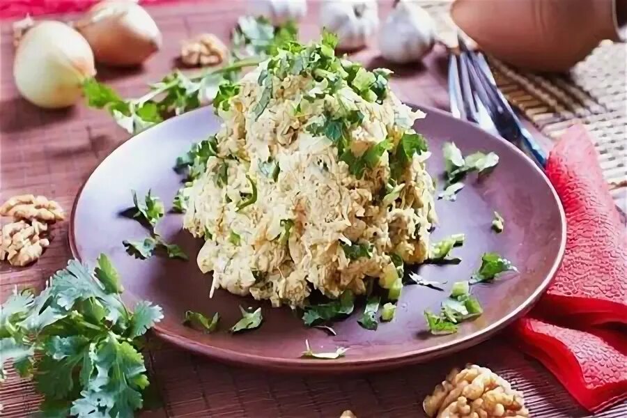Плотный салат много кинзы, грецкого ореха мелко резаный.