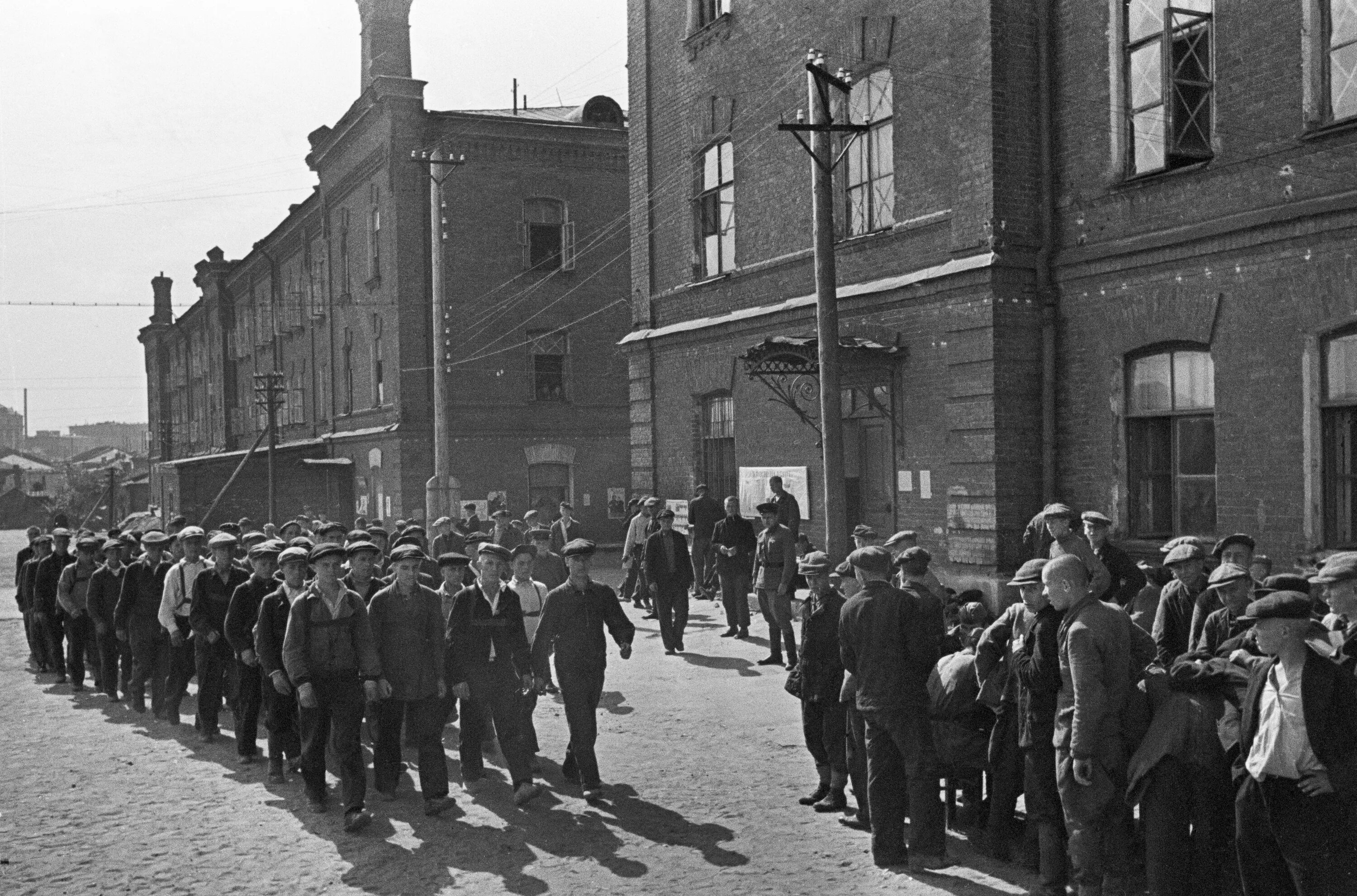 История 1941 года начало войны. Мобилизация. Новобранцы. Москва, 23 июня 1941 года. Московская паника 1941. Новобранцы в Москве, 23 июня 1941 года. Мобилизация в Москве 1941.