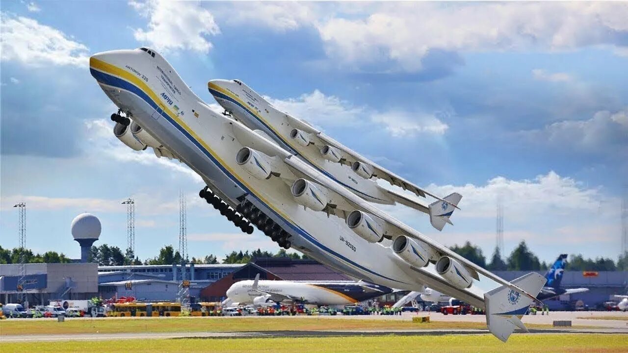 Самолет мрия ан-225. Картинка самый большой самолет. Ан 225 посадка. Гигантские самолеты. Antonov 225.