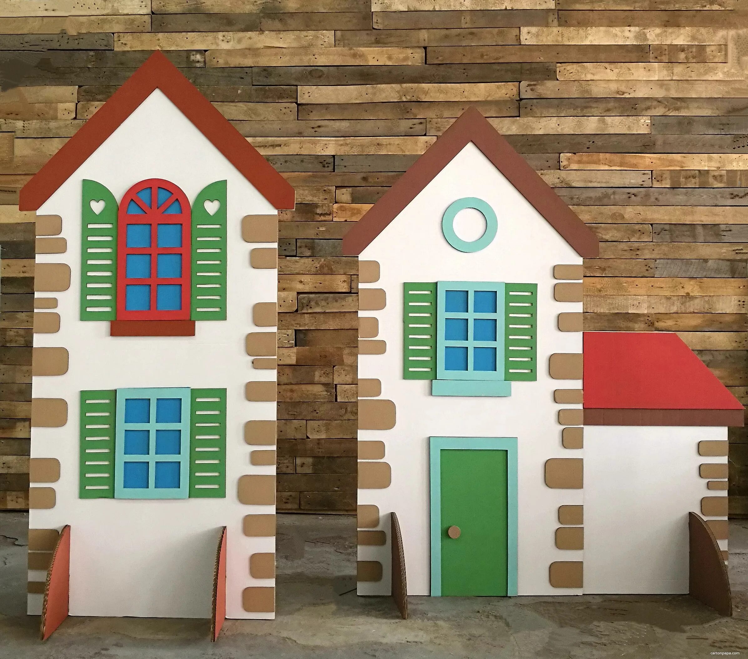 украсить картонный домик. домик из картона для детей. домики из картона на новый год. пряничный домик из картона. оформление домика из картона.