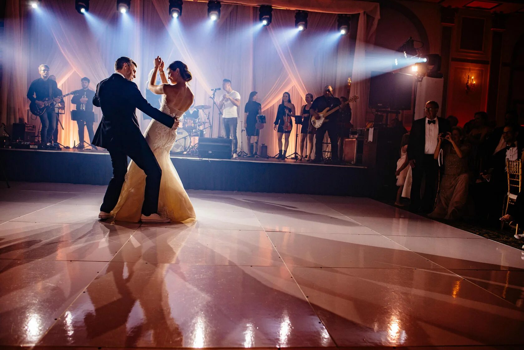 Свадьба где танцуют. Свадебный танец. Танец жениха и невесты. Танцы на свадьбе. Постановка свадебного танца.