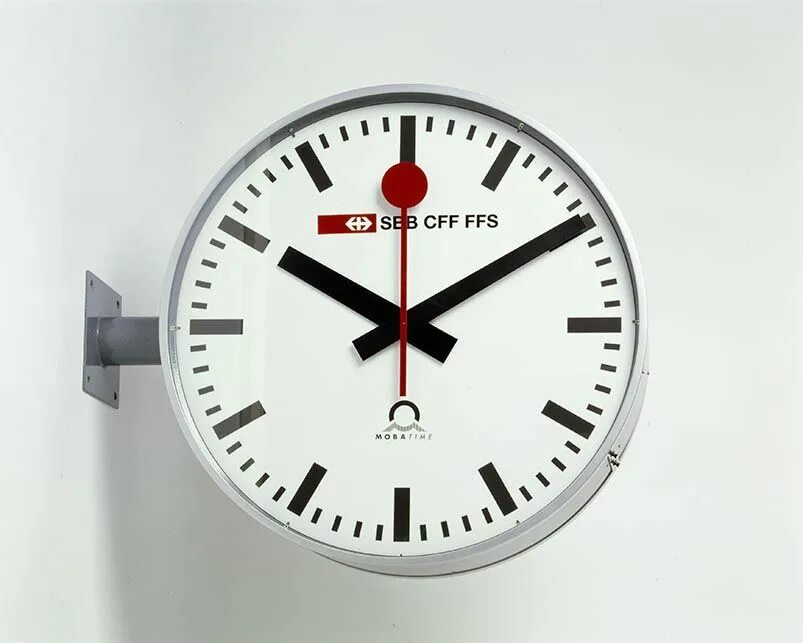 Швейцарские часа часы можно. Mondaine часы настенные. Швейцарские Вокзальные часы. Швейцарские настенные часы. Швейцарские железнодорожные часы настенные.