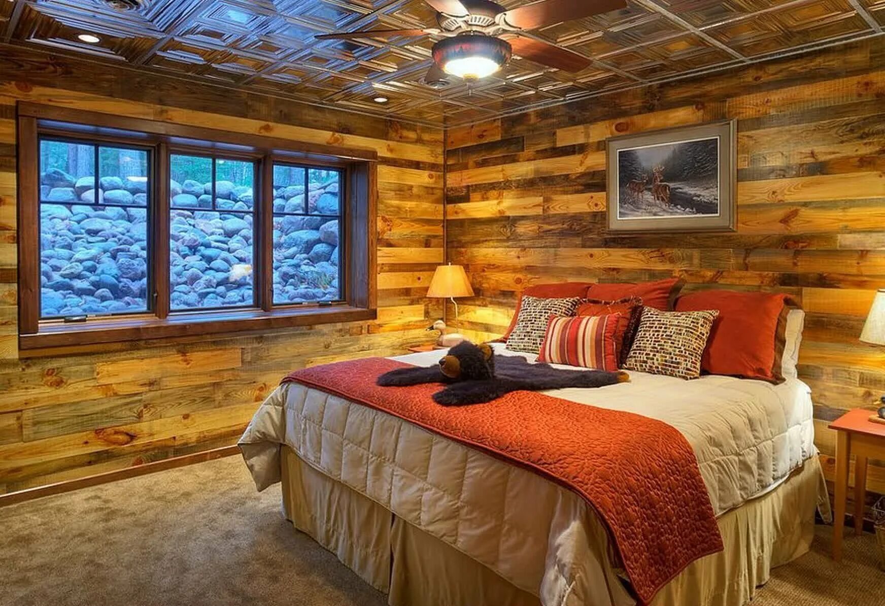 Интерьер спальни в деревянном доме. Спальня в деревенском доме. Спальня отделанная деревом. Комната с деревянными стенами.