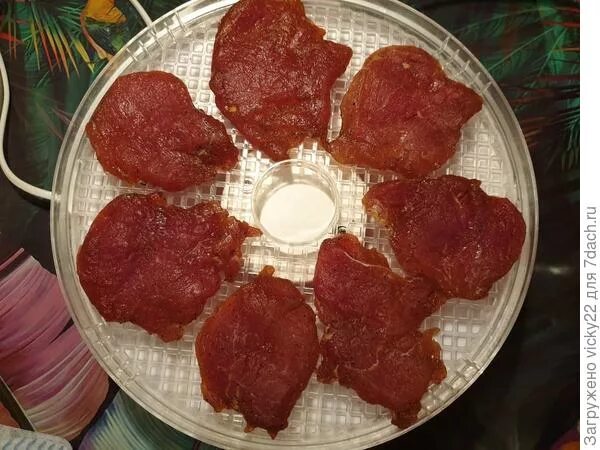 Вяленая рыба в сушилке для овощей. Сушеное мясо в сушилке. Джерки в электросушилке рецепт. Мясные чипсы в сушилке для овощей. Джерки из говядины.