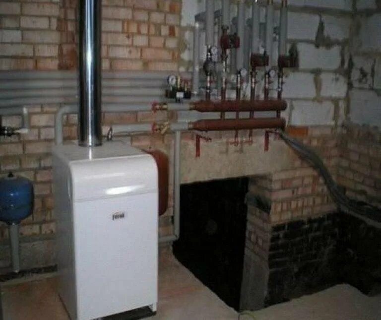 Напольный газовый котел для отопления частного дома до 100м2. Газовый котел для отопления частного дома 60м2. Напольный газовый котёлустановка. Монтаж напольного газового котла.