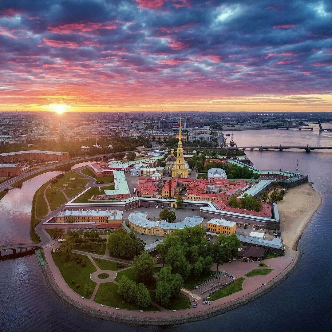 Стрелка васильевского острова санкт-петербург. Петропавловская крепость с высоты птичьего полета. Заячий остров в санкт-петербурге вид сверху. Санкт-петербург заячий остров петропавловская крепость. Петроградский остров санкт-петербург.