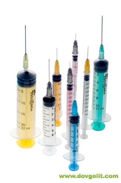 таблетки и уколы. шприц с маленькой иглой для подкожного введения. шприц для инъекций детям. шприц 5 мл и 10 мл. шприц для инъекций детям.