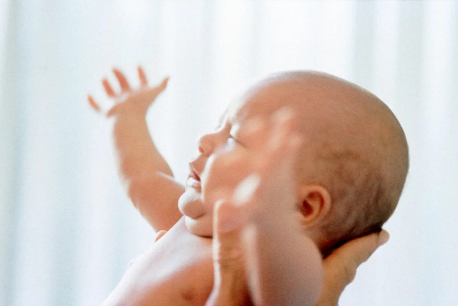 Малыш срыгивание. Срыгивание у новорожденных фото. Фото срыгивания у новорожденного.