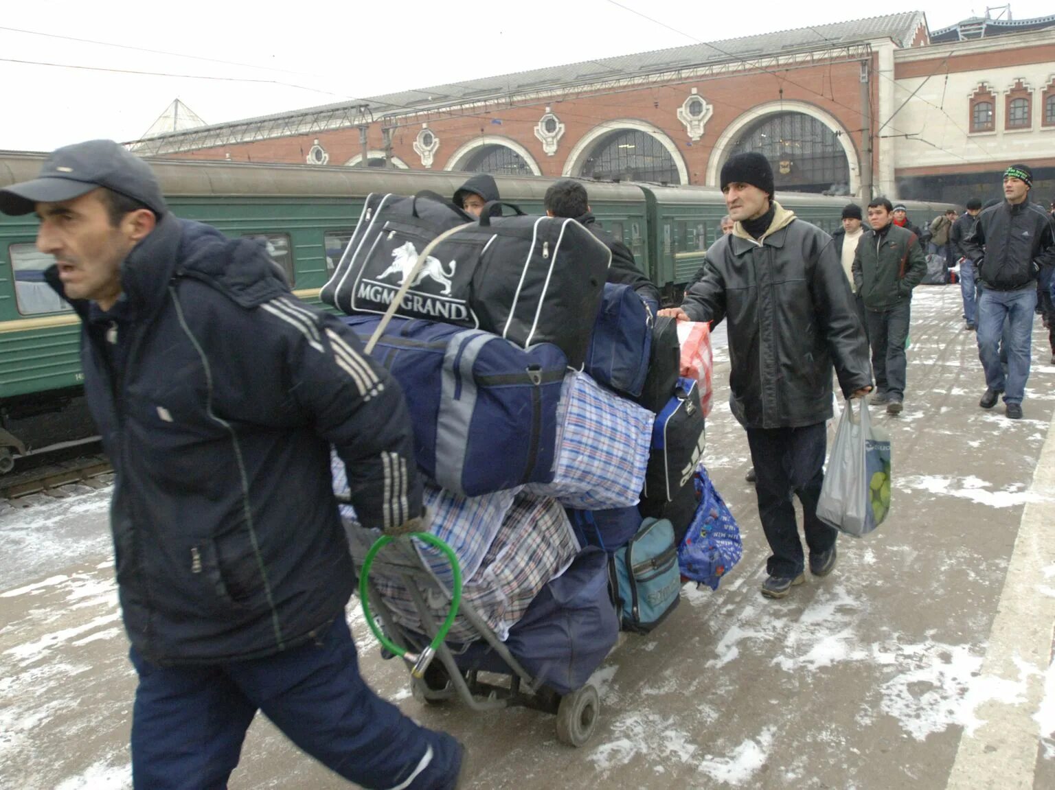 Трудовые мигранты. Гастарбайтеры едут в Россию. Эмигранты в Москве. Мигранты в России.