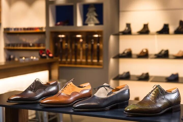 Магазин мужской обуви. Бутик мужской обуви. Итальянская мужская обувь бренды. Магазин кожаной обуви.