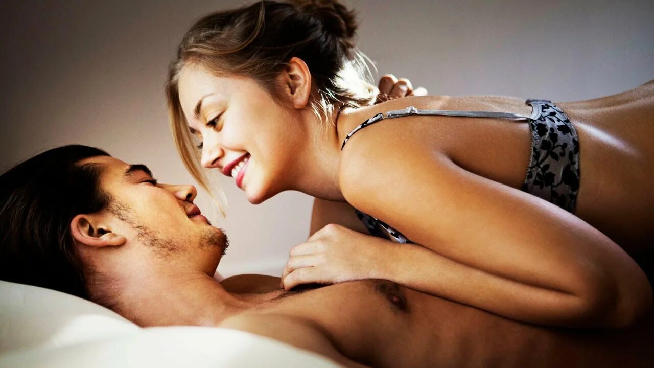 Молодые в кровати. Первые раз ласкать девочку. Мужчина и женщина заним. Удовольствие страсть. Первые раз ласкать девочку.