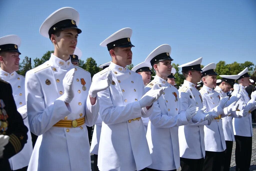 Парадный корпус. Кронштадтский кадетский корпус белая форма. форма вмф кронштадт. форма морского кадетского корпуса. выпускники морского кадетского корпуса.
