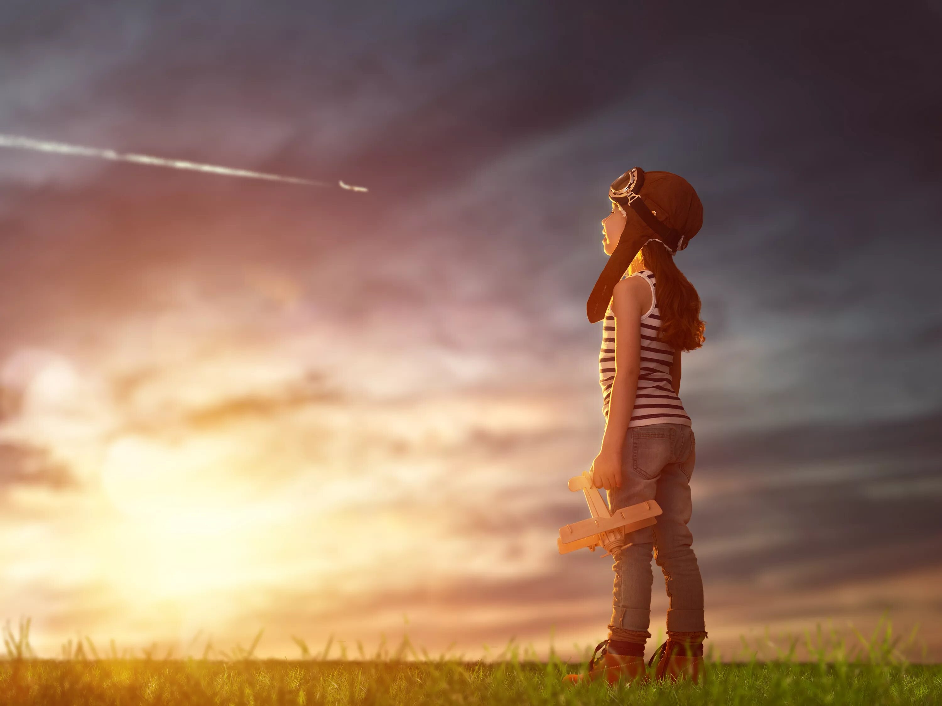 Парень и девушка мечтают о будущем. Фильтр сепия. Ребенок смотрит в небо. Сепия в фотошопе.