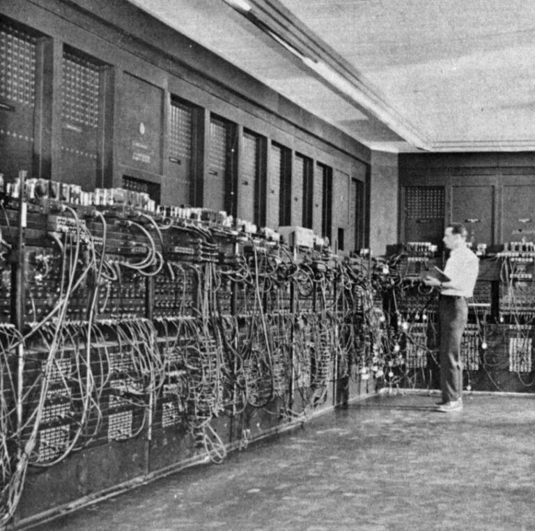 Что делал первый компьютер. Первый компьютер ЭНИАК 1946. Первая электронно вычислительная машина Eniac. Eniac 1945. Компьютер Eniac 1943.