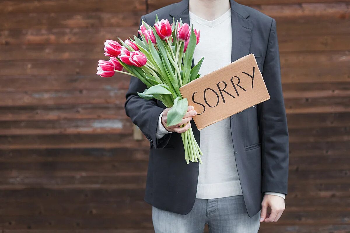 It says that saying sorry. Мужчина с цветами. Букет для мужчины. Дарит цветы. Букет цветов с извинениями.