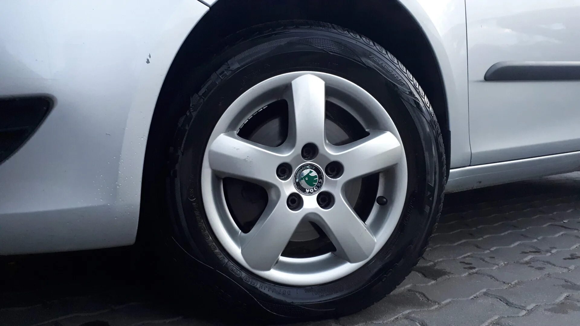 Шины на шкода недорого. Skoda fabia 2 диски. шкода фабия 2 диски штатные. диски шкода фабия сток 16. диски шкода фабия 15 литые.