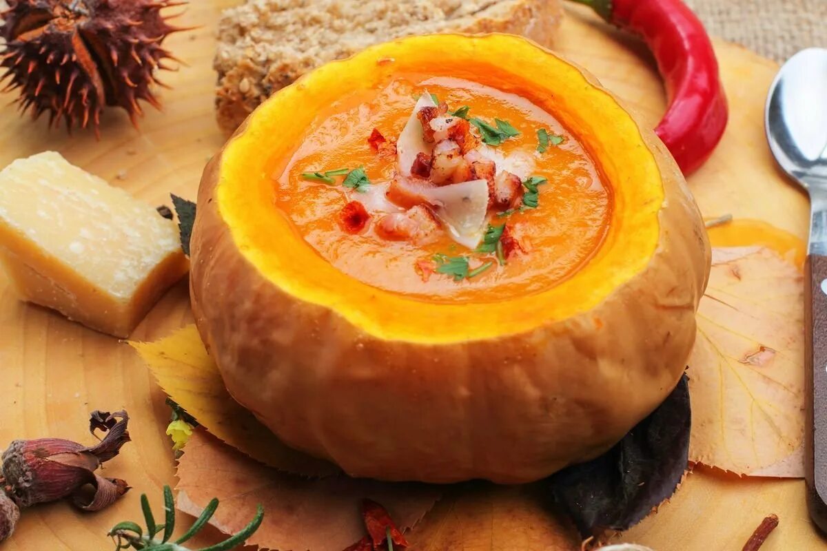 Блюда из тыквы в пост. Суп в тыкве. осенние блюда из тыквы. тыква в кулинарии. пюре из тыквы.