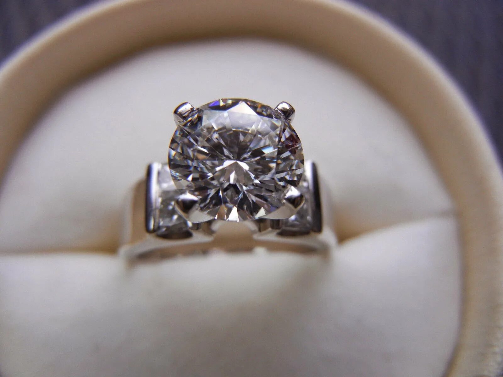 2carat 540. Обручальное кольцо с бриллиантом 1 карат. Золотое кольцо с бриллиантом 3 карата. Кольцо с бриллиантом 20 карат.