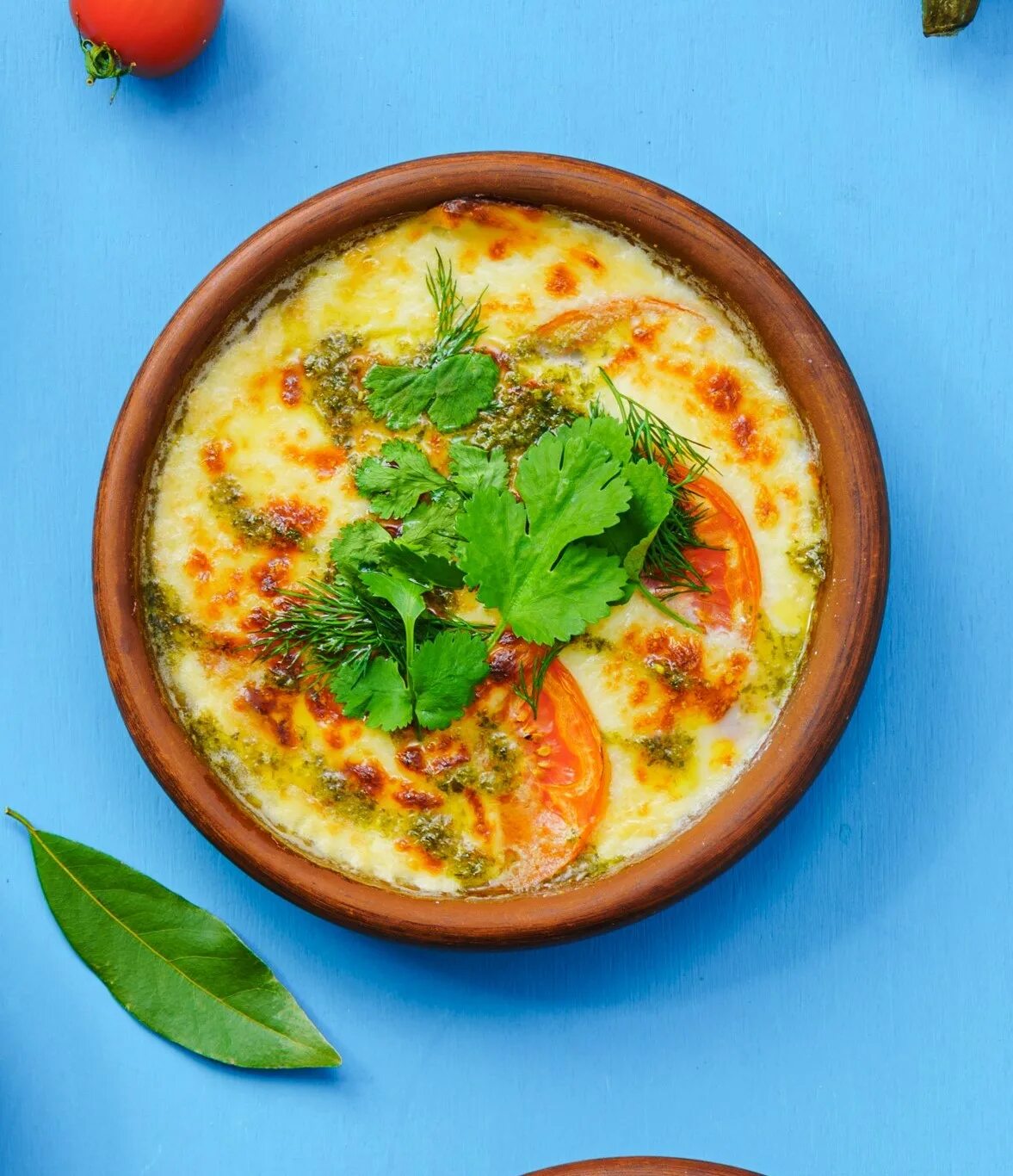 Сулугуни запеченный с помидорами. Сыр сулугуни на кеци с помидорами. Запеченный сулугуни с томатами. Сулугуни шемцвари. Сулугуни на кеци.