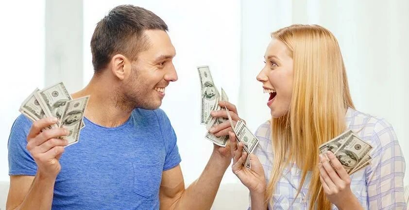 Жене помогает деньгами. Семья и деньги. Отношение к деньгам. Деньги супругов. Муж с деньгами.