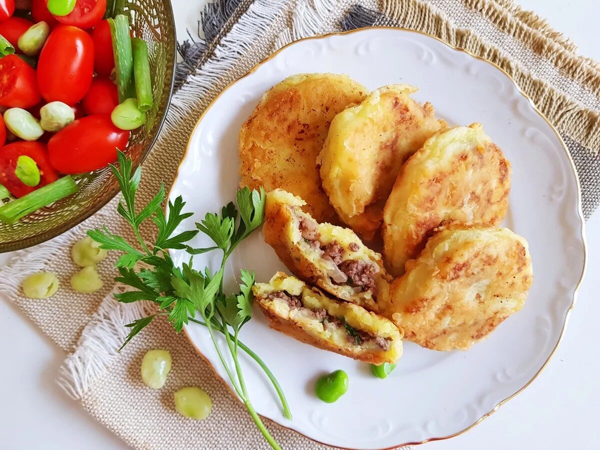 Картофельные пирожки. Картофельные пирожки с мясом. Картофельные пирожки с фаршем. Пирожки из картофельного пюре с начинкой на сковороде.