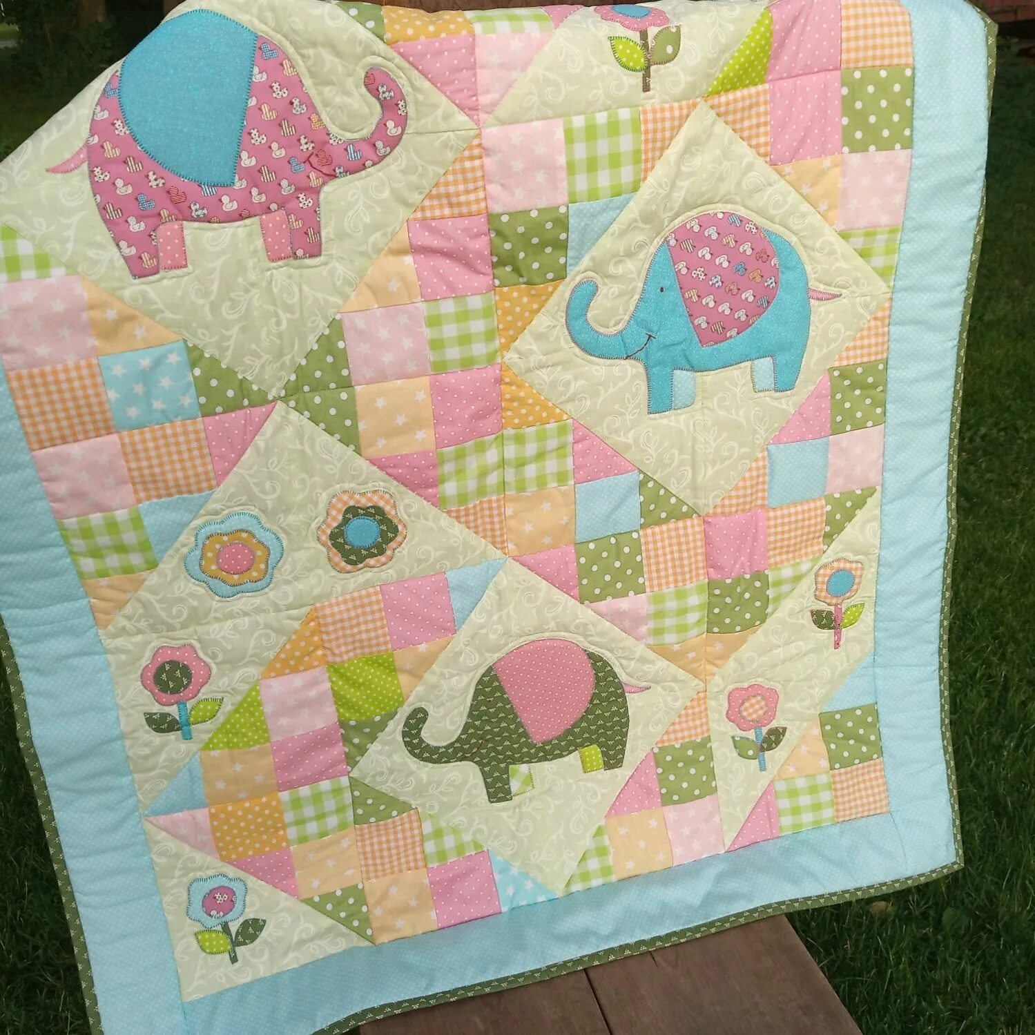 Лоскутные одеяла в стиле пэчворк. Детские лоскутные одеяла. Детское лоскутное одеяло. Детские одеяла пэчворк. Пэчворк для детей.